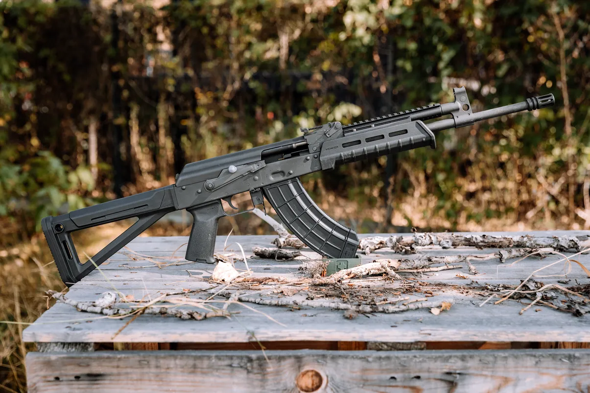 Karabin AK ze składaną kolbą na drewnianej skrzyni