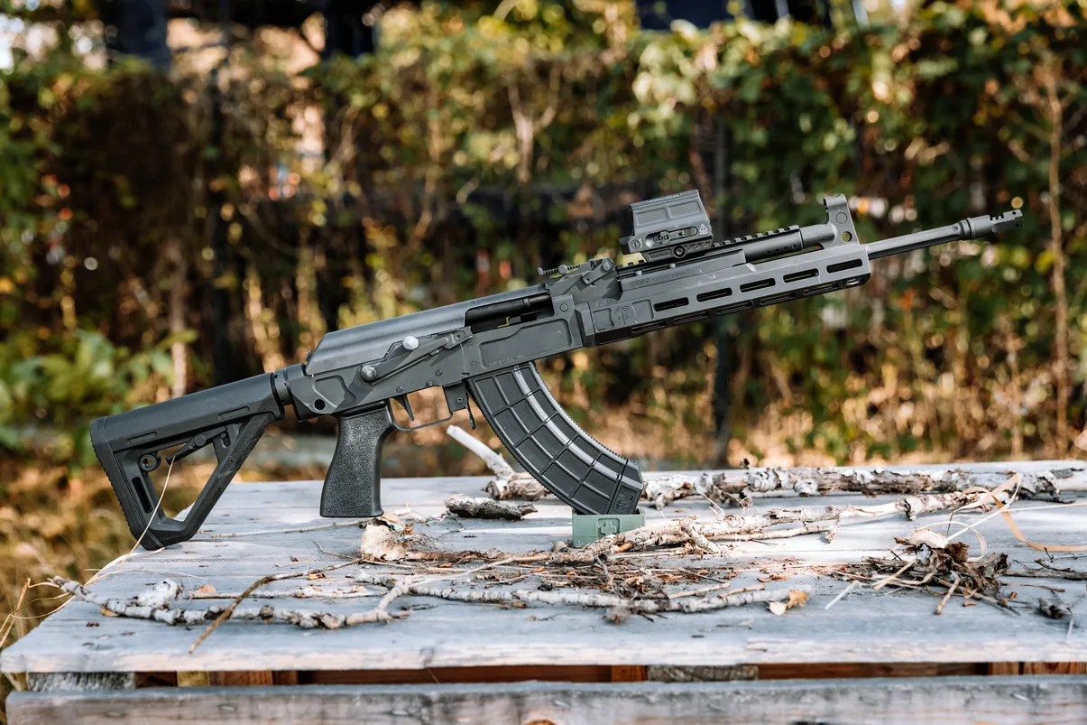 karabini_1205_803-16 Karabin AK z bezpiecznikiem po prawej stronie komory zamkowej